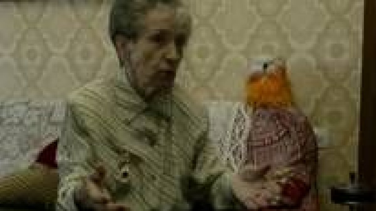 Eloina Mayo, sentada en su casa del barrio de San Mamés