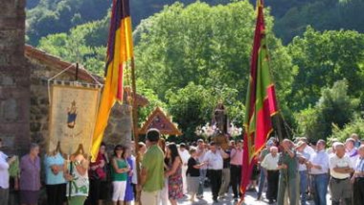 Momento en el que la Virgen de Corona entraba en la ermita acompañada de los pendones.