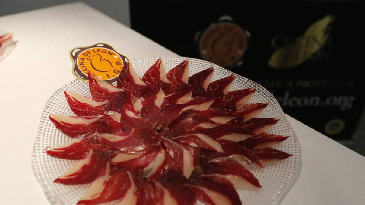 Un plato de cecina de León, RAMIRO