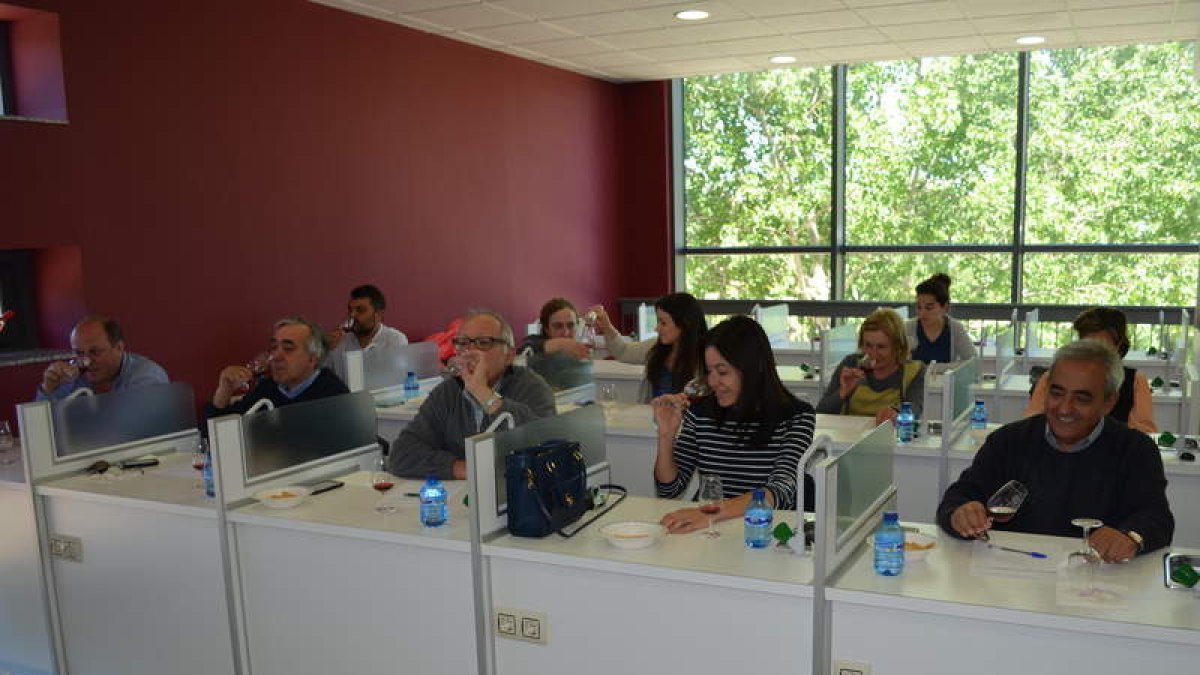 Los miembros del comité de cata durante la jornada.