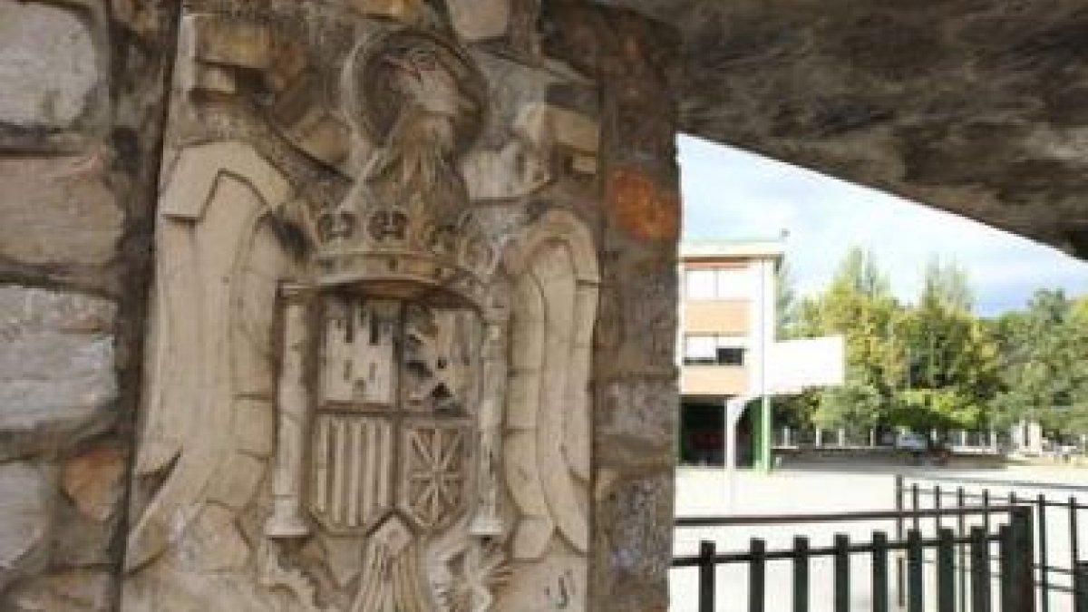 El escudo, la placa y la cruz en las calles de Ponferrada.