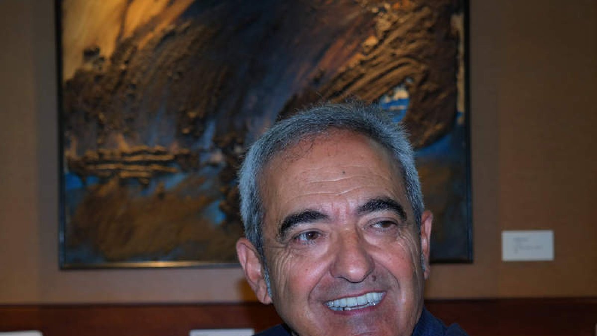 El artista Ramón Villa junto a su obra.