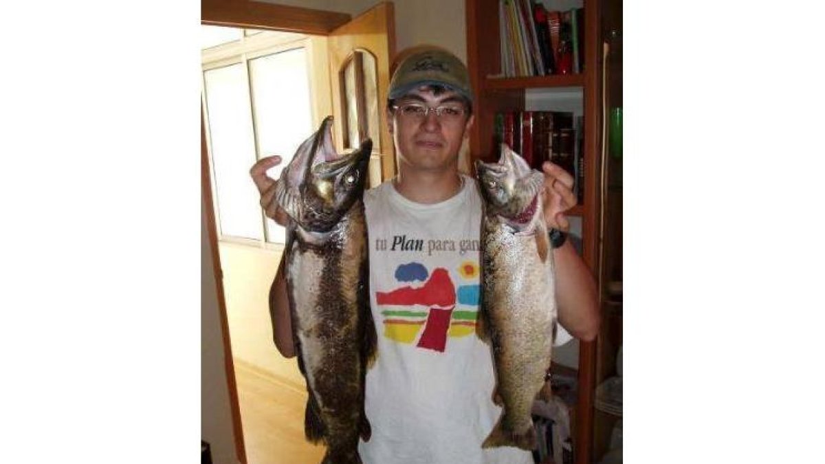 El joven Jonatan Villada Castellanos luce orgulloso las dos piezas que pescó este fin de semana.