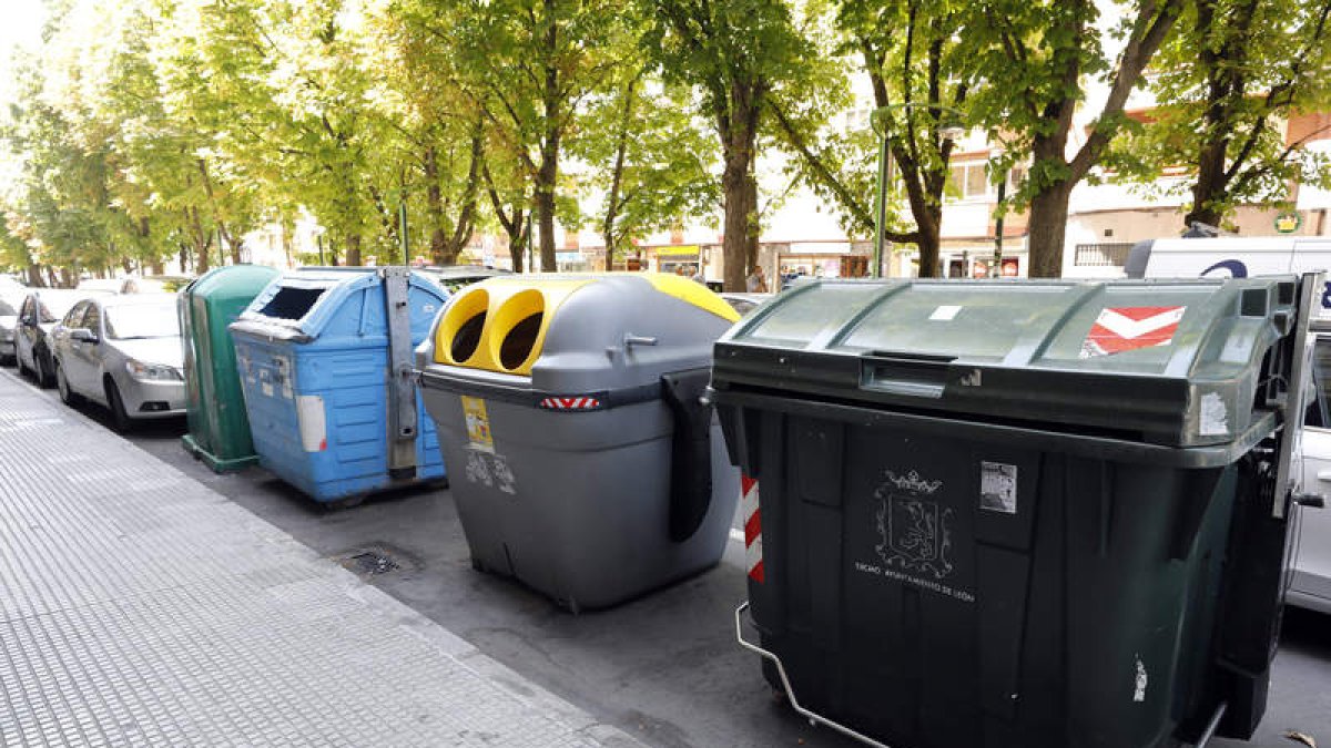 Contenedores de basura, con el de plástico en medio, en una calle de León. MARCIANO PÉREZ