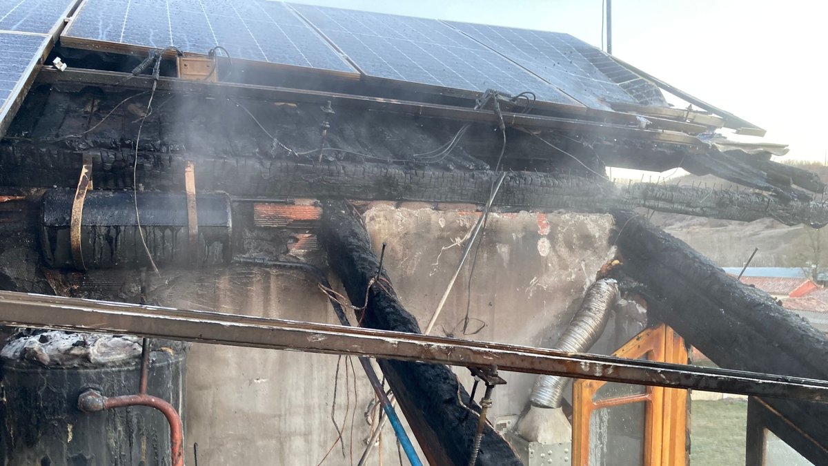 Estado en el que quedó la techumbre de la vivienda. BOMBEROS DE LEÓN