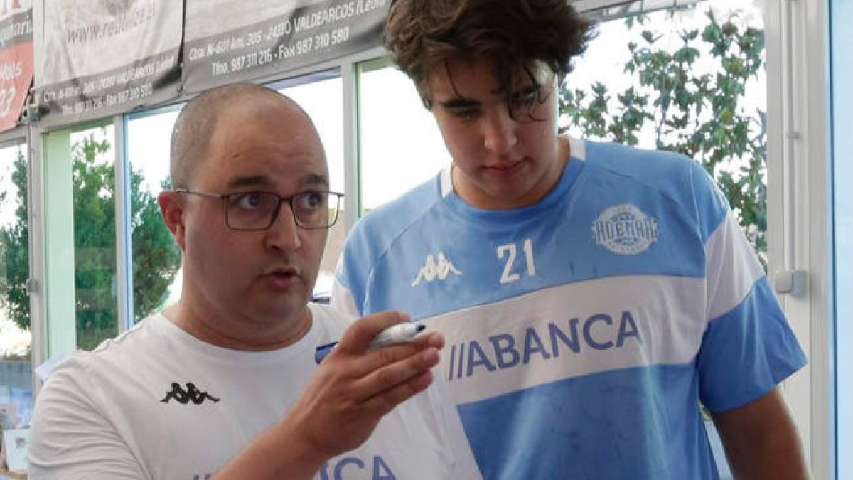 Dani Gordo, entrenador del Ademar, durante un entrenamiento en Villacelama. FERNANDO OTERO