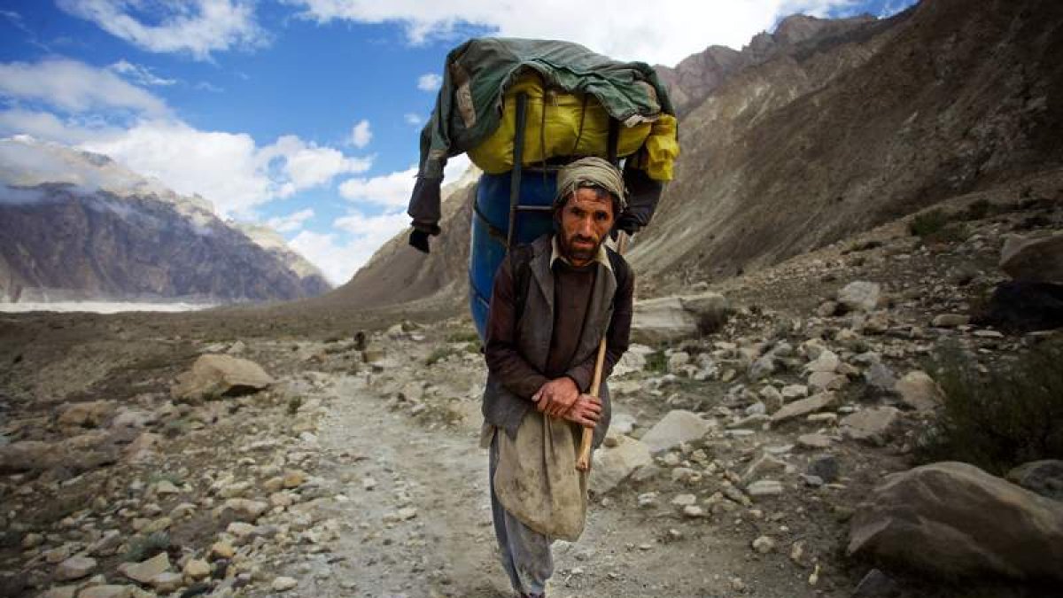 Fotograma del documental ‘K2 and the Invisible Footmen’, de Iara Lee, que se proyecta hoy en el Musac. DL