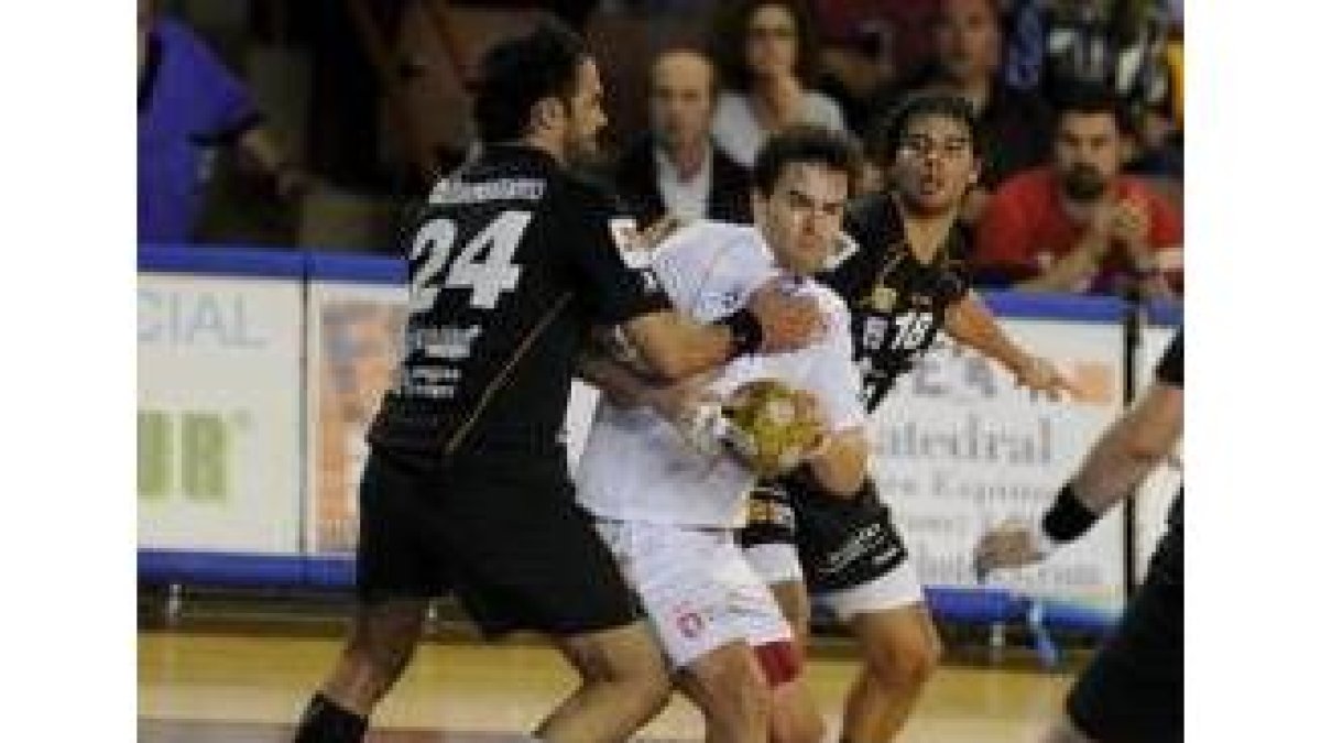 El meta Saric en el momento de pararle un penalti al lateral egipcio del Cay, Hussein Zaky