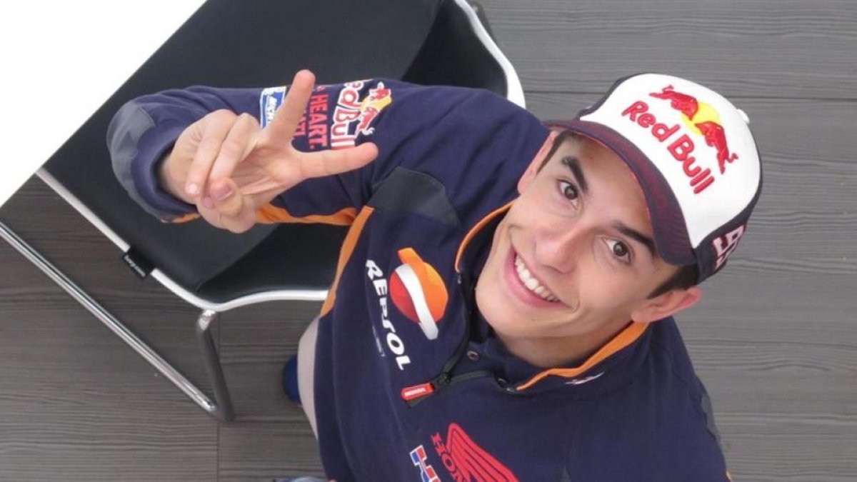 Marc Márquez (Honda) hace la señal de la victoria.