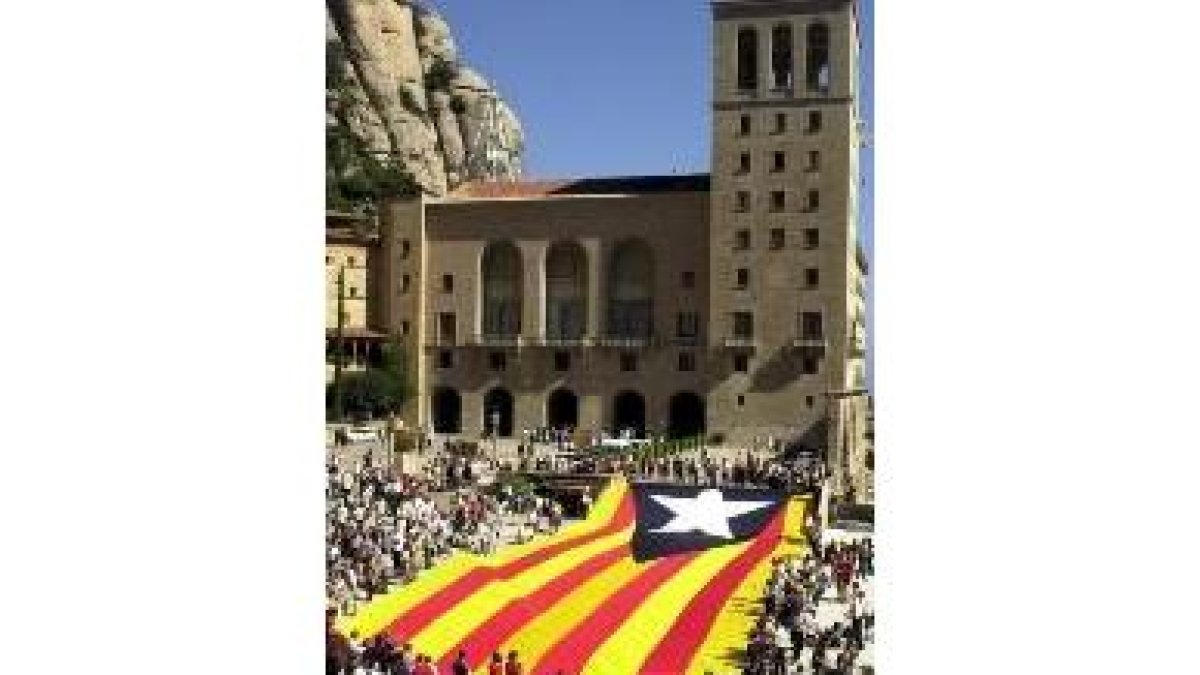 Bandera desplegada por Forca Catalunya frente a Monserrat