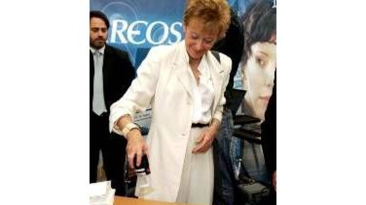 Fernández de la Vega pone un sello en una carta en la Plaza de Colón