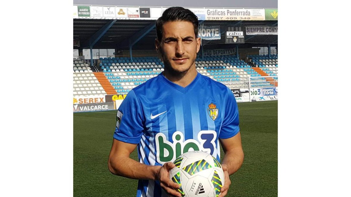 Pallarés se enfundó la camiseta para la presentación, si bien ya la vistió el domingo en León. BARREDO