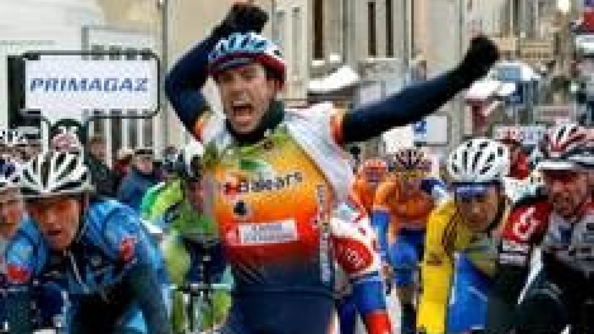 El ciclista Vicente Reynés ayer, a su llegada a meta, en la localidad francesa de Craponne sur Arzon