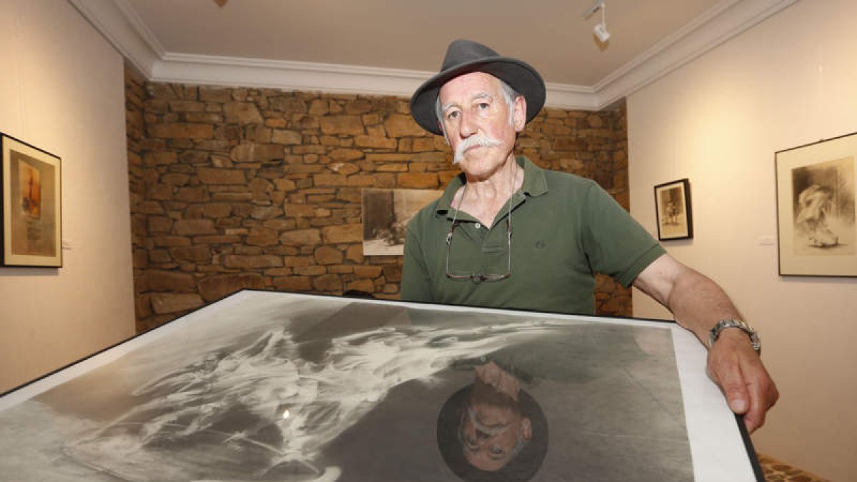 Sendo García Ramos, en una exposición suya en 2016 en la Casa Panero. JESÚS F. SALVADORES