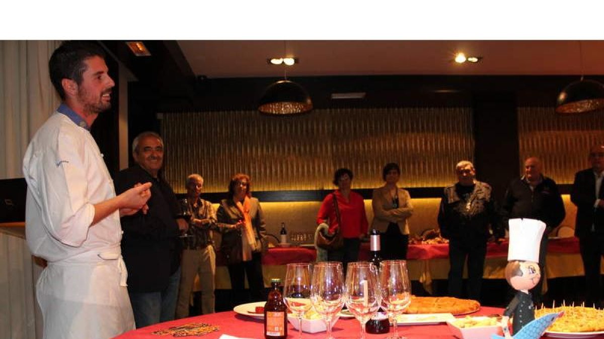 Un momento de la inauguración de los cursos de cocina en el restaurante Serrano.