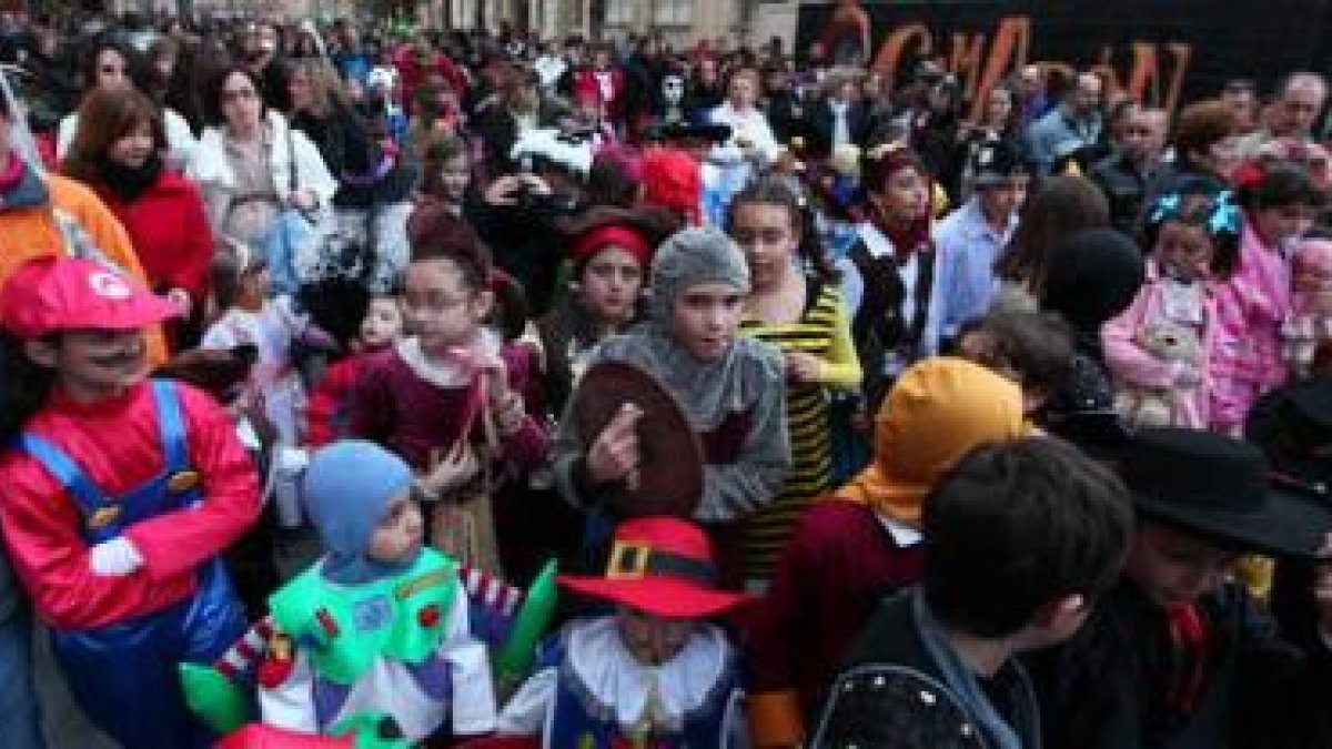 Una auténtica marea humana desfiló entre la plaza del palacio y la del ayuntamiento ayer tarde.
