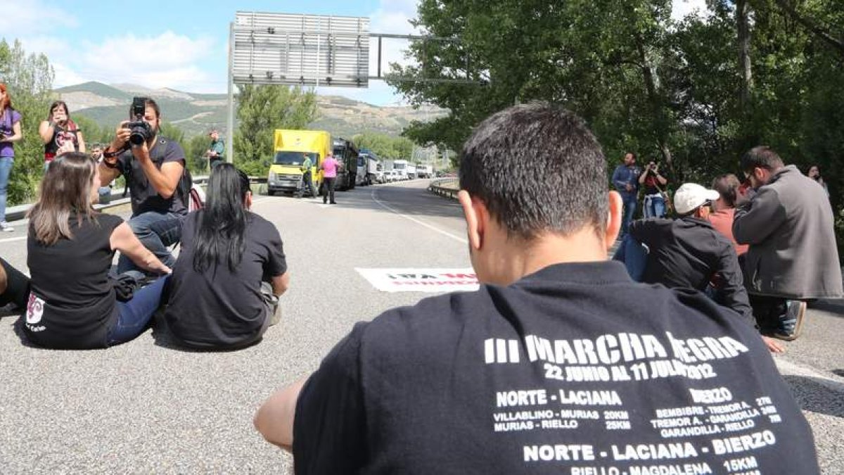 Los mineros cortaron la N-630 a la altura de La Robla poco después de la concentración ante la central térmica