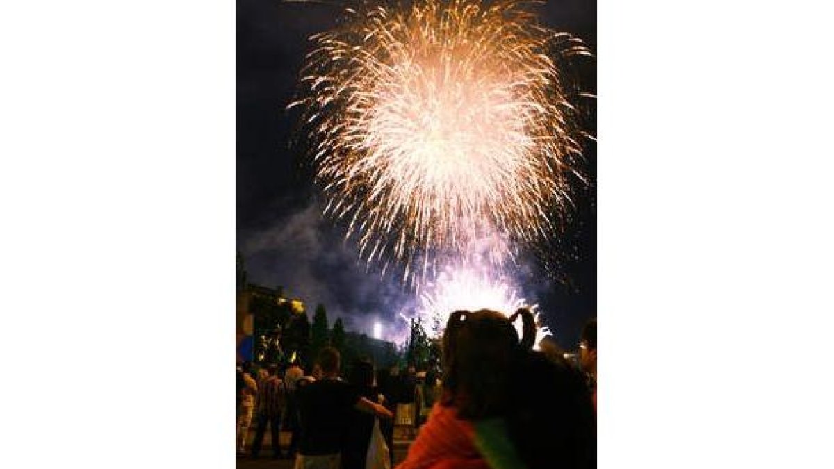 Miles de leoneses disfrutaron de los fuegos artificiales .