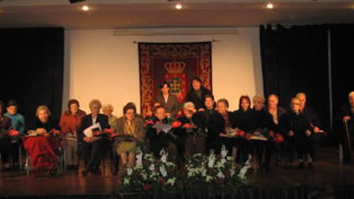 Las homenajeadas, junto a la concejala y la alcaldesa.