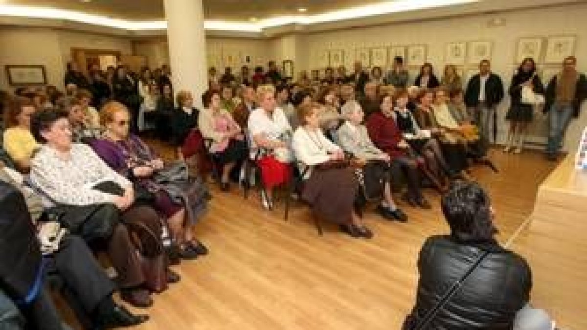 Fue tal la asistencia de público que el aforo de la sala se completó en pocos instantes