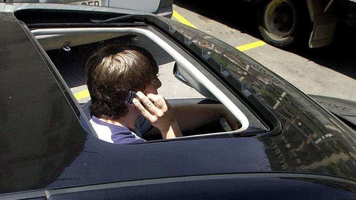 Un joven al volante hablando por el móvil. ALBERTO ESTÉVEZ