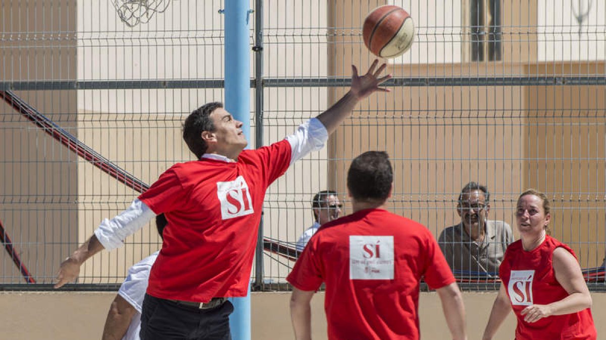 Pedro Sánchez jugó ayer al baloncesto antes de un acto político en Palma de Mallorca. CATI CLADERA