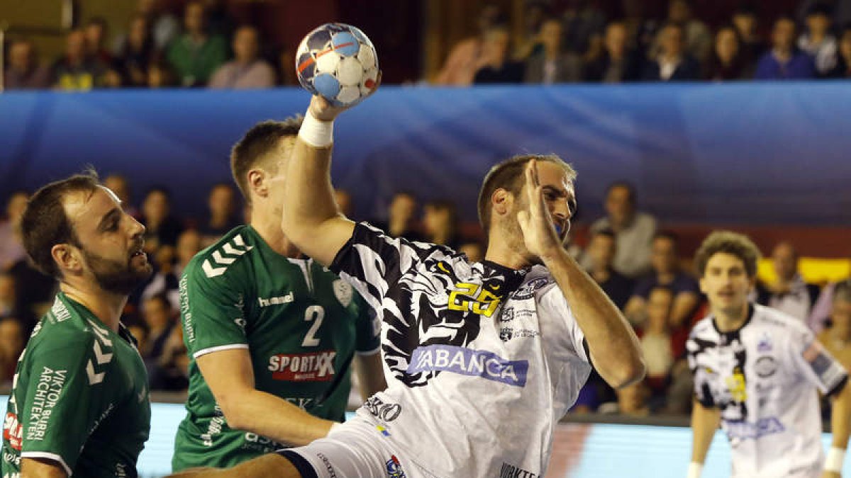 Pesic, que cumple su tercer año en León, está alcanzando su mejor nivel con el Ademar en la presente temporada. MARCIANO PÉREZ