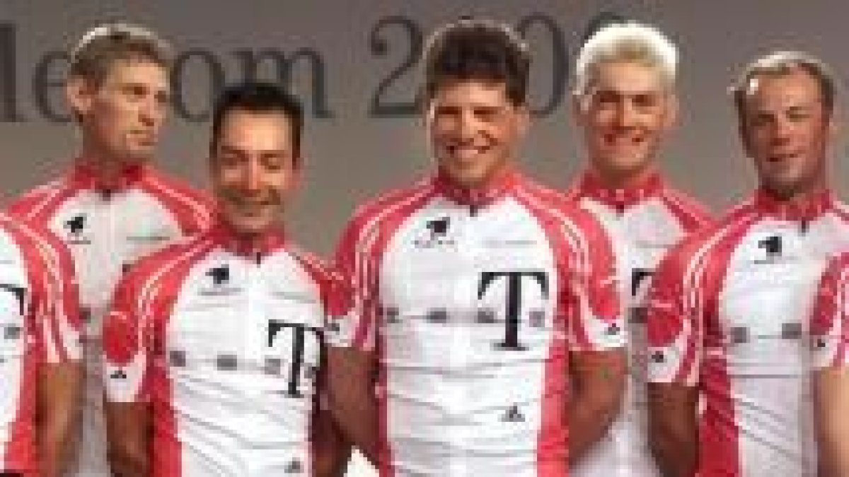 Ullrich, tercero por la derecha sonriendo, en la foto oficial del Telekom para la presente temporada