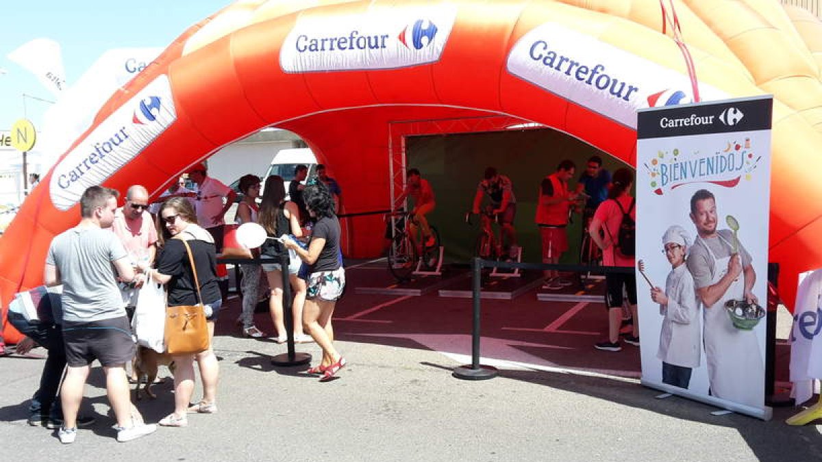 Carrefour traslada la Vuelta a España a todos los leoneses en el parking de su hipermercado. DL