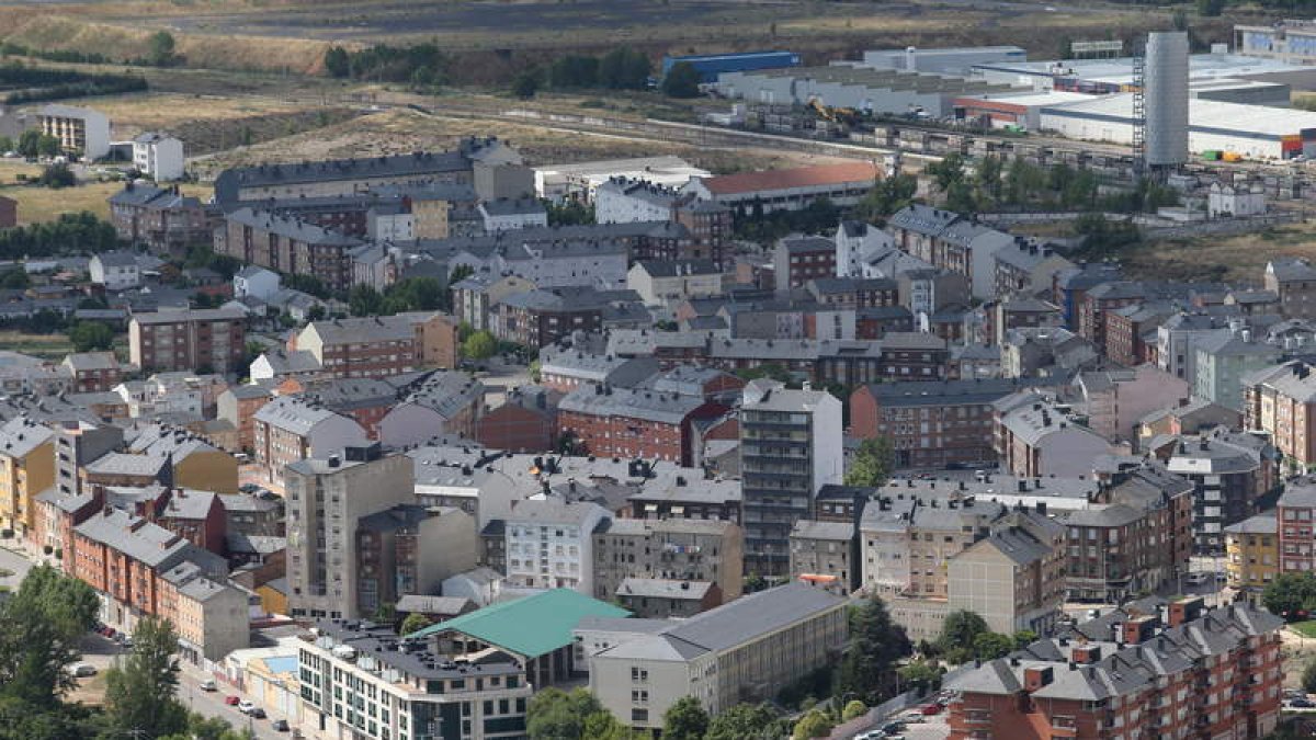 Vista parcial del barrio ponferradino de Flores del Sil desde lo alto del monte Pajariel, para el que los vecinos piden mejoras. L. DE LA MATA