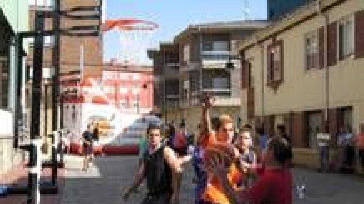 El girabasket congregó a muchos jóvenes de la comarca
