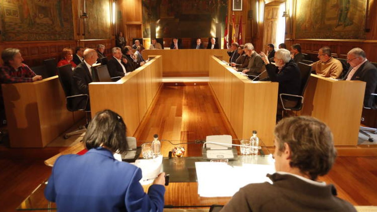 Sesión extraordinaria del pleno provincial, ayer en la sede de la institución. JESÚS F. SALVADORES