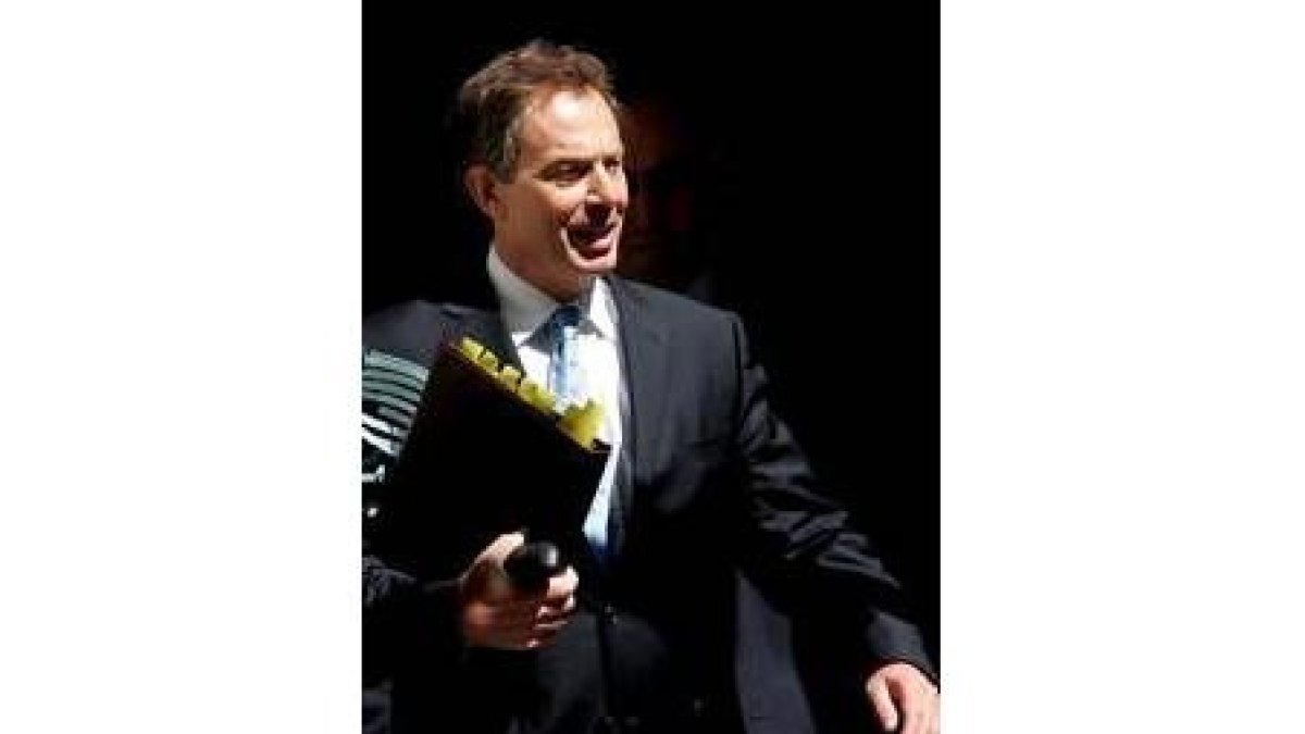 El primer ministro británico, Tony Blair, a su salida del Parlamento