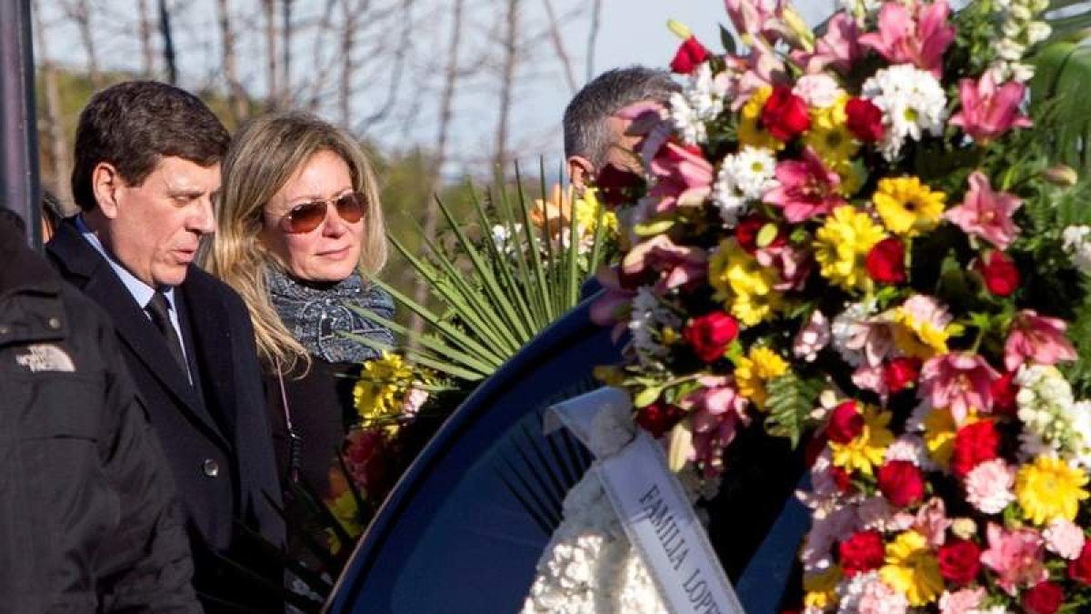 Los padres de Diana en el tanatorio de La Paz donde se ofició el funeral. RODRIGO JIMÉNEZ