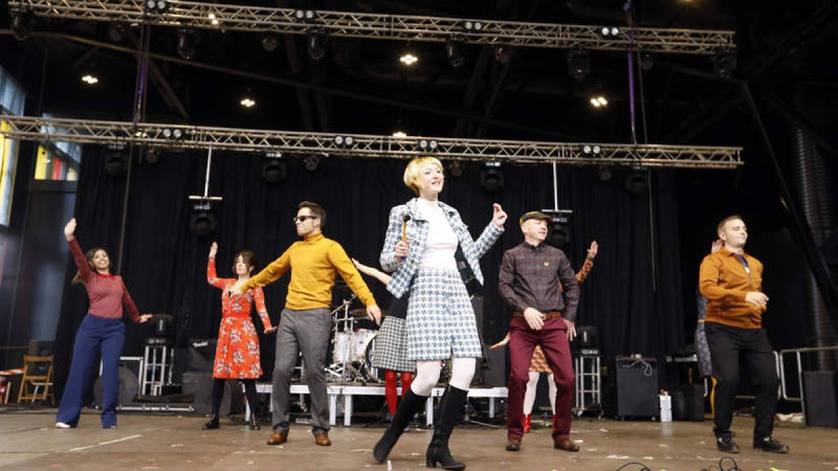 El tradicional desfile de moda mod y sixtie se celebró al ritmo de conocidos temas italianos de la década de los 60. MARCIANO PÉREZ