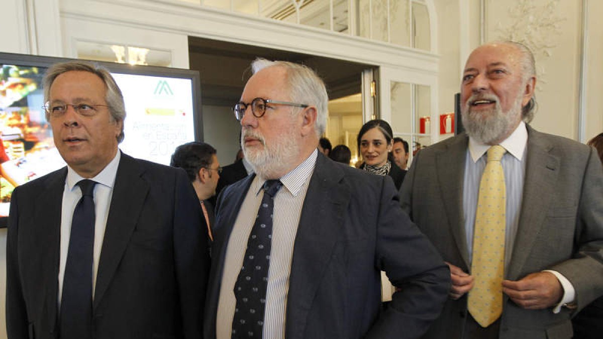Cañete, junto al presidente de Mercasa y de la Sepi, ayer en Madrid.