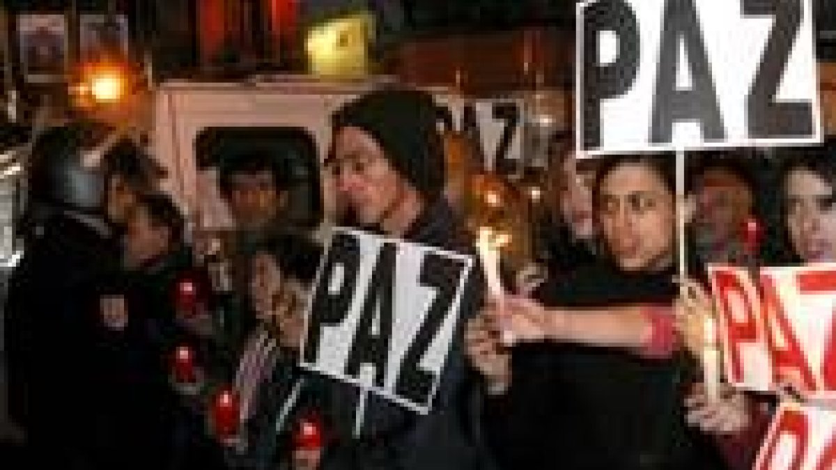 Varios manifestantes se concentran frente a la sede del PP en Madrid, en la calle Génova