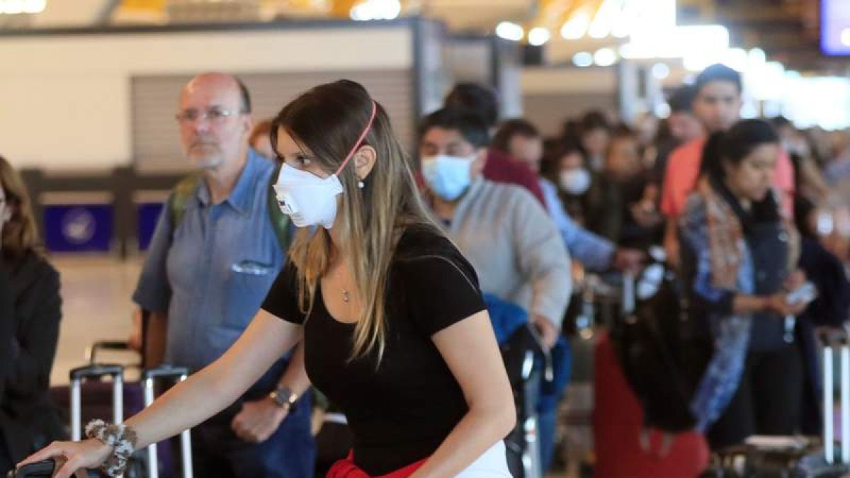 Turistas en el aeropuerto de Madrid, ayer.