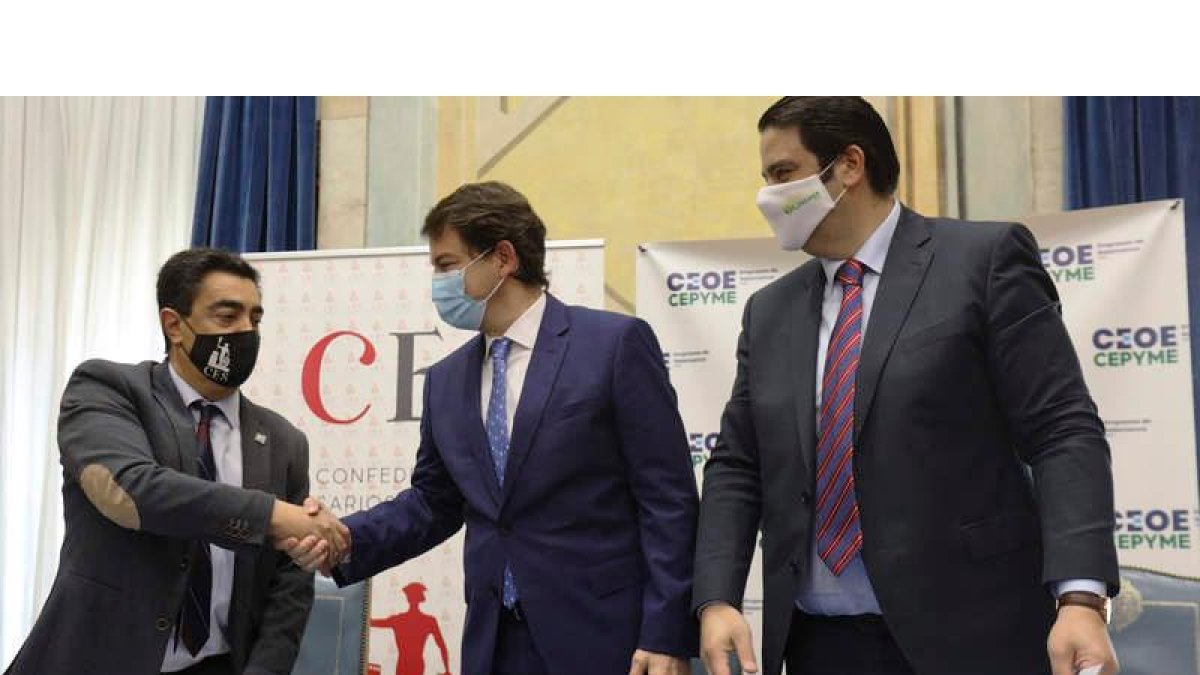 Mañueco entre José Vicente Martín Galeano (CES) y Diego García (Ceoe-Cepyme). JM GARCÍA