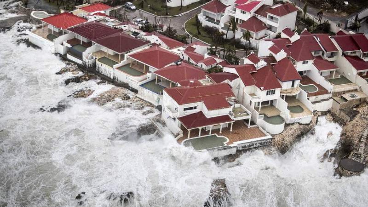 Vista aérea de los daños causados por ‘Irma’ a su paso por Philipsburg (San Martín). GERBEN VAN ES