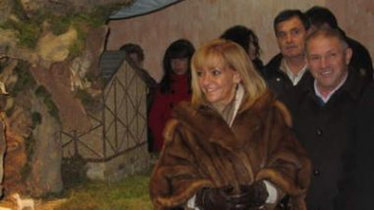 Carrasco visista el belén de Folgoso de la Ribera, uno de los más atractivos de la provincia.