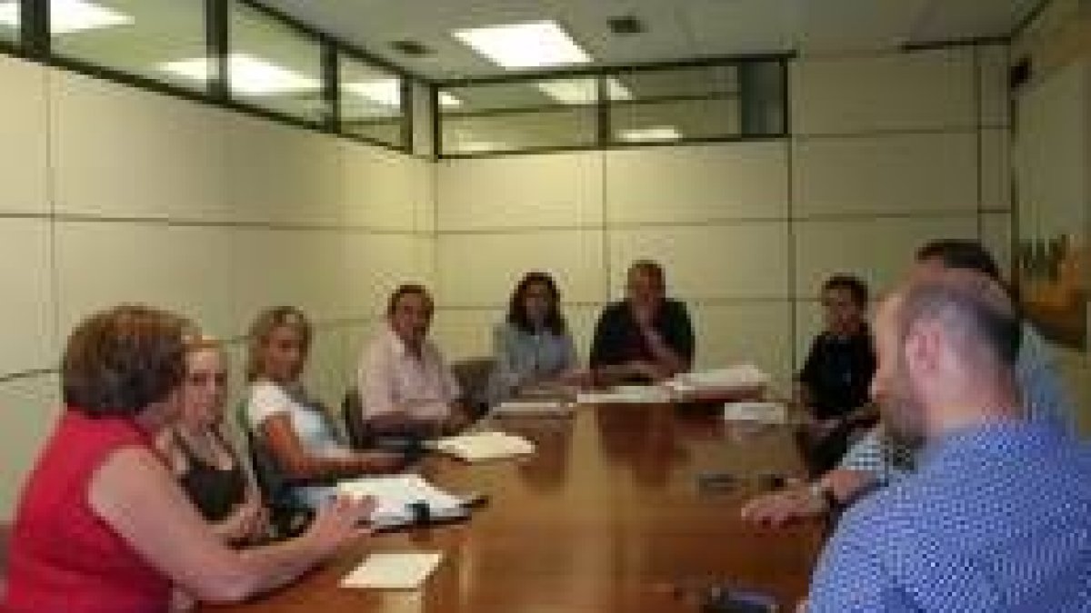 Los ediles Vicente Canuria y Susana Travesí con los representantes de vecinos
