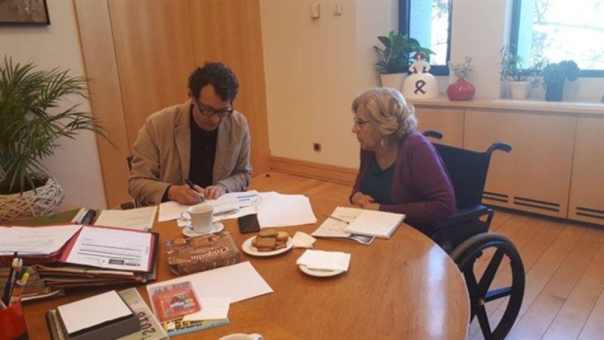 Manuela Carmena después de su operación de tobillo.
