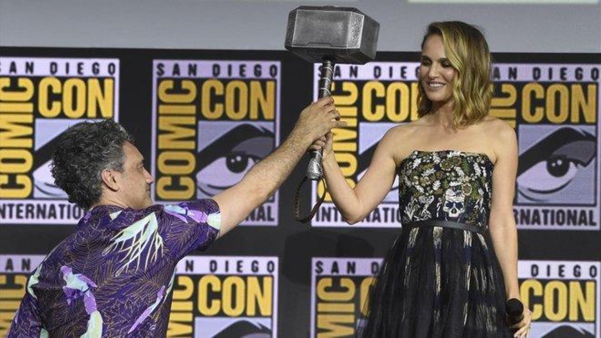 Natalie Portman coge el martillo de Thor, en la Comic-Con de San Diego (EEUU).