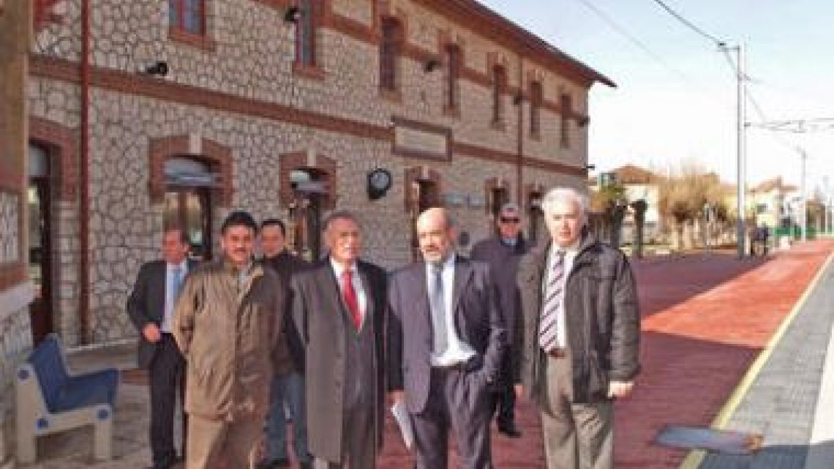 El alcalde, el subdelegado y los responsables de Adif, ayer.