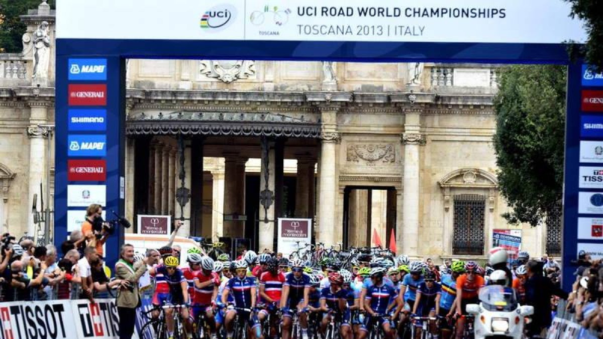 Un pelotón de ciclistas sub-23 se prepara para salir durante una jornada de los mundiales de ciclismo 2013 en Florencia.
