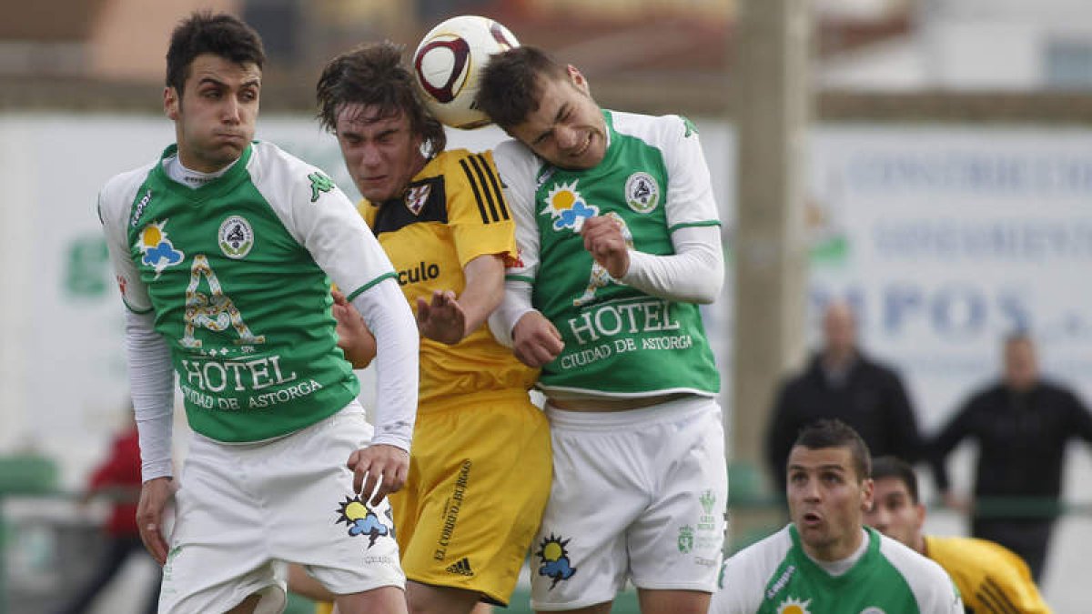 Rubén y Cristian podrían ejercer esta tarde de medios centros frente a los segovianos.