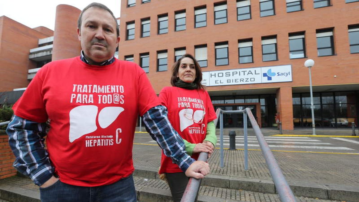 Ernesto Gago Macías y Raquel García Yebra, con las camisetas rojas de la plataforma, ante el Hospital del Bierzo.