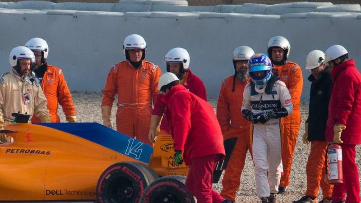 Fernando Alonso abandona su monoplaza por culpa de una tuerca defectuosa. ENRIC FONTCUBERTA