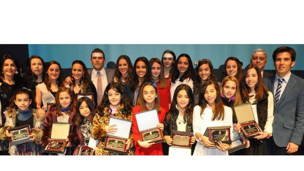 El Club Ritmo, con todas sus premiadas en una foto de familia junto al presidente de la Federación Española, Jesús Carballo.